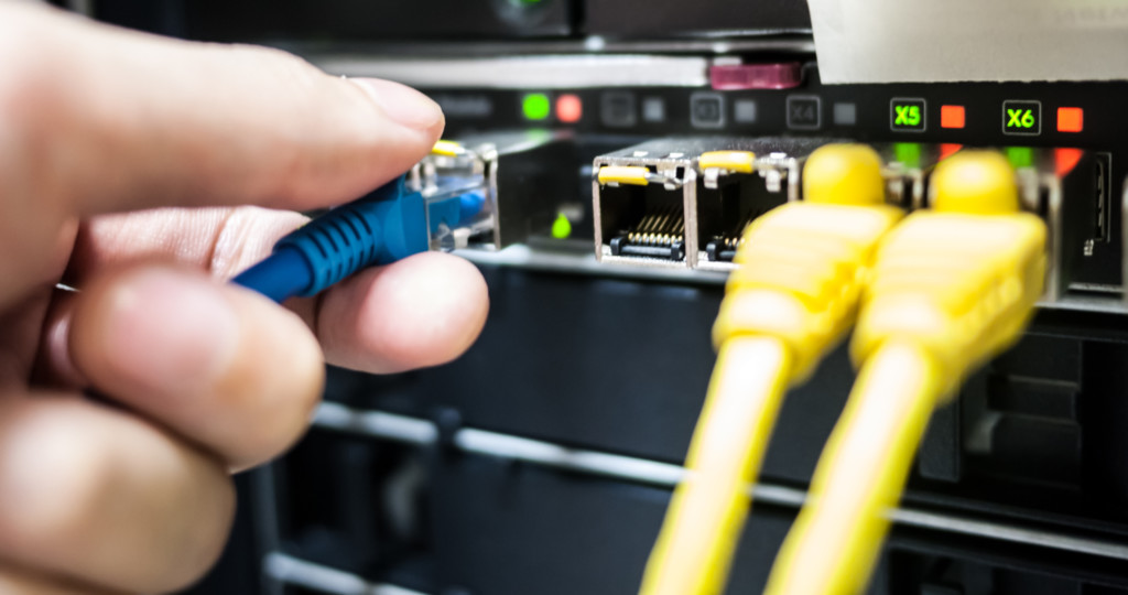 Netzwerkkabel werden in eine Schnittstelle gesteckt