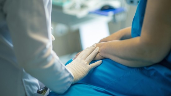 Arzt behandelt Patientin