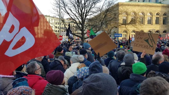 Die SPD demonstriert in Hannover mit tausenden Menschen für Demokratie und Zusammenhalt.