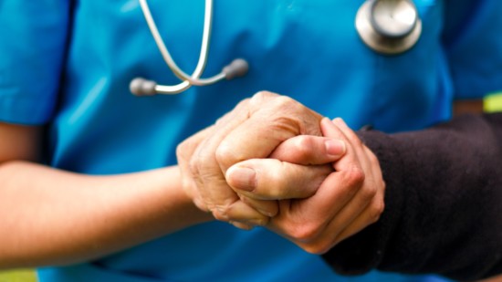 Mediziner mit Patient_in: Bild zur Medizinstrategie in der Region Hannover